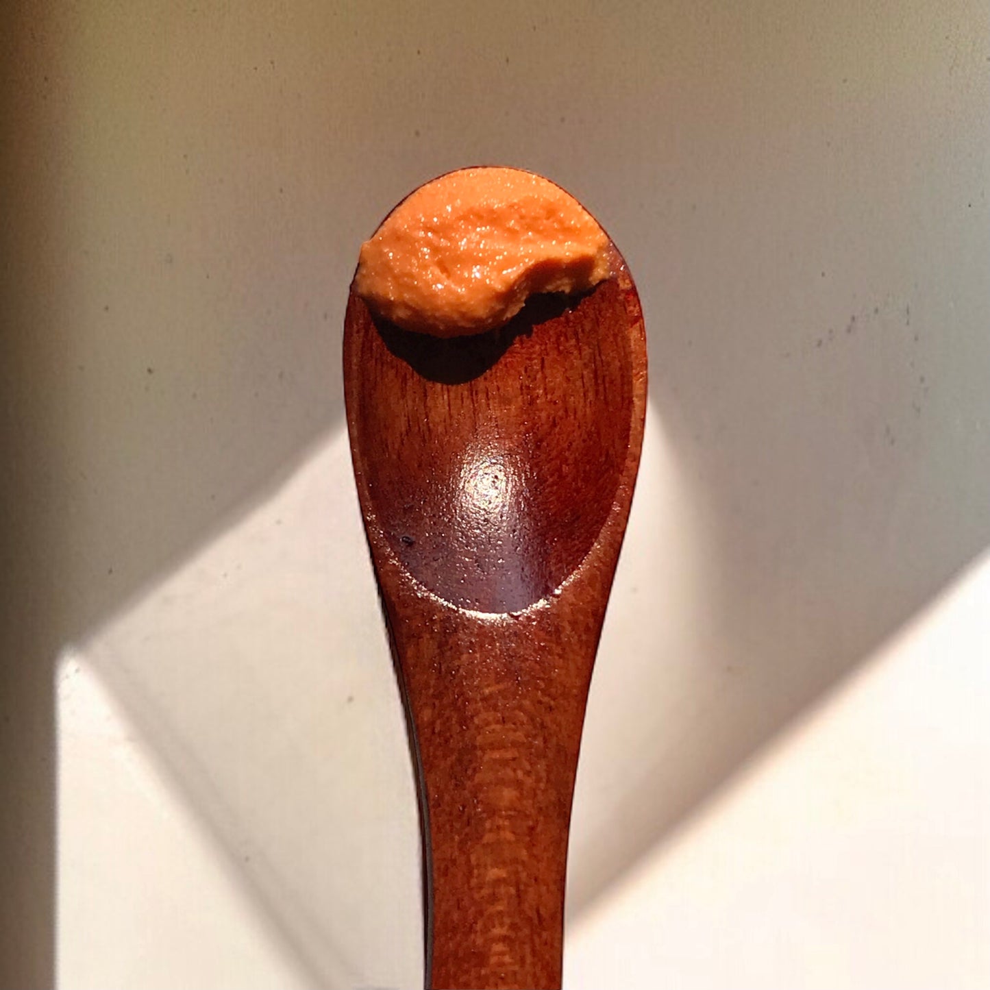 hibiscus glow balm on a spoon