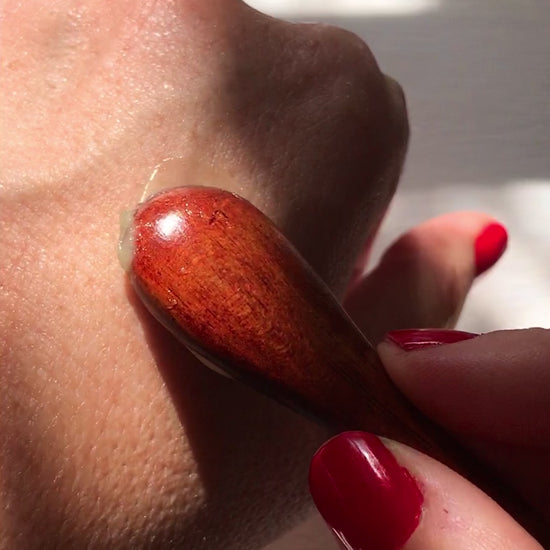 demonstration of how the hibiscus night renewal goes on the skin in sunlight