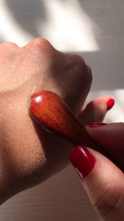 demonstration of how the hibiscus night renewal goes on the skin in sunlight